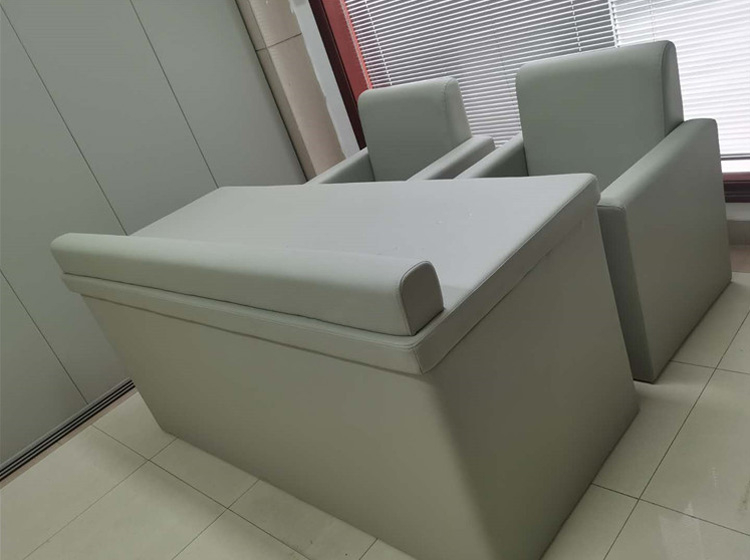 紀(jì)檢委談話室的裝修要求比較高，一般都會(huì)采用SIW防撞軟包